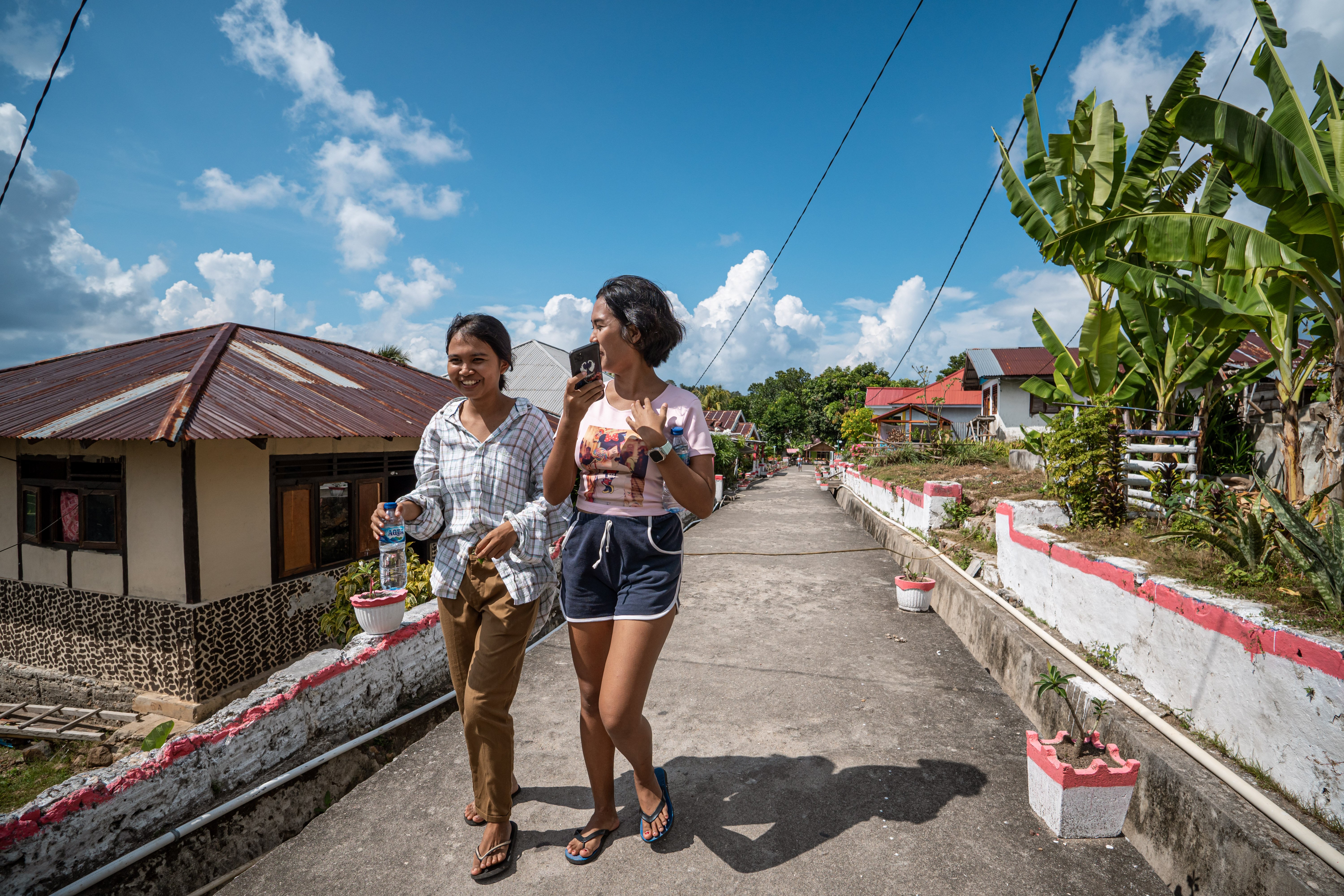 Rini and her friend in Lihunu