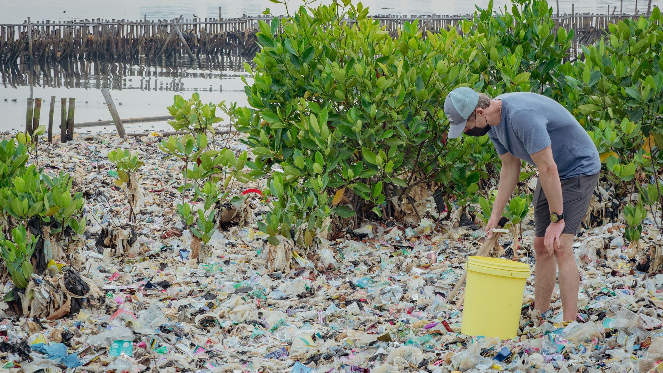 beach-cleanup-in-Indonesia